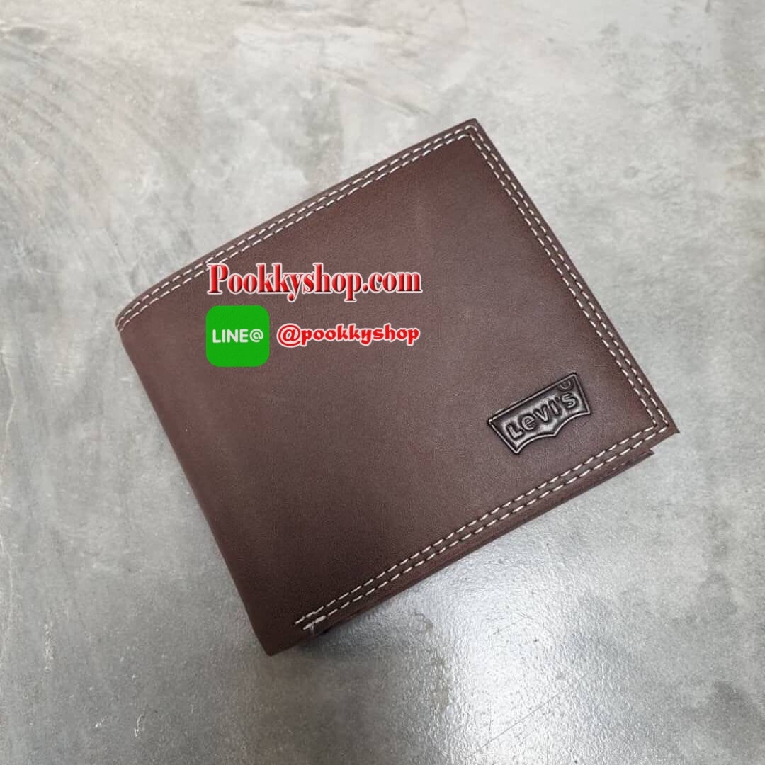 กระเป๋าสตางค์+เข็มขัด Levi's กระเป๋าด้านหน้าปั๊มโลโก้แบรนด์ด้านในมีช่องใส่บัตร และมีช่องใส่ธนบัตร 2 ช่อง มีช่องใส่เหรียญด้วย ส่วนตัวเข็มขัด Levi's หัวเข็มขัดเป็นแบบลำลอง ด้านหน้าปั๊มอักษรแบรนด์ ตัวสายสีน้ำตาลดำ ด้านหลังปั๊มชื่อแบรนด์ มีแท็กป้ายต