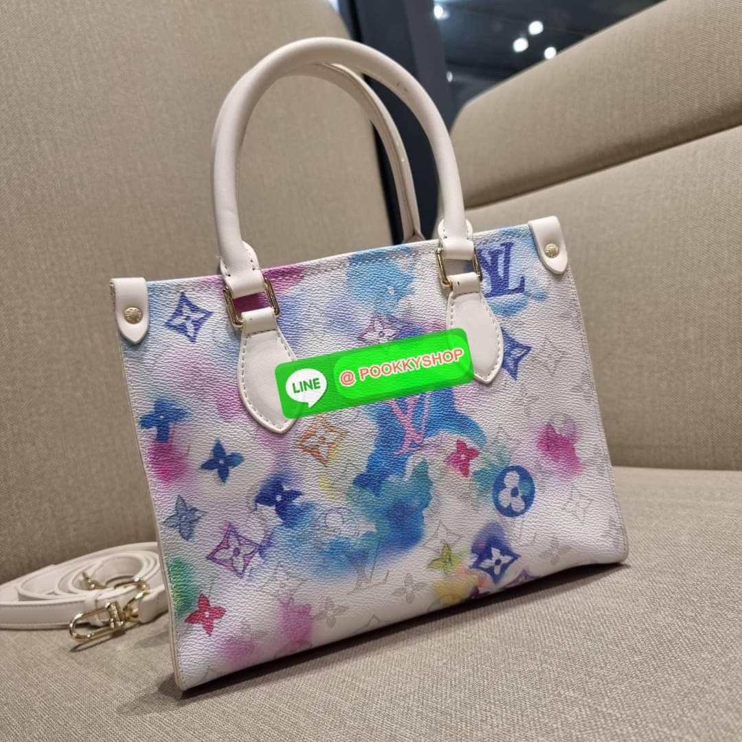 New in!! จากเคาน์เตอร์ dutyfree LV watercolor multi tote กระเป๋าทรงโท้ทคอลใหม่ ดีไซน์สดใส สบายตา ด้วยลวดลายเพ้นท์สีน้ำ ไม่ซ้ำใคร วัสดุหนังแคนวาส ทนทาน ที่มาพร้อมหูจับในตัว และสายสะพายข้าง ให้ปรับใช้ได้ทุกสไตล์ความชอบ ภายในโล่งกว้าง มีอะไหล่เกี่ยวที่ปากกระ