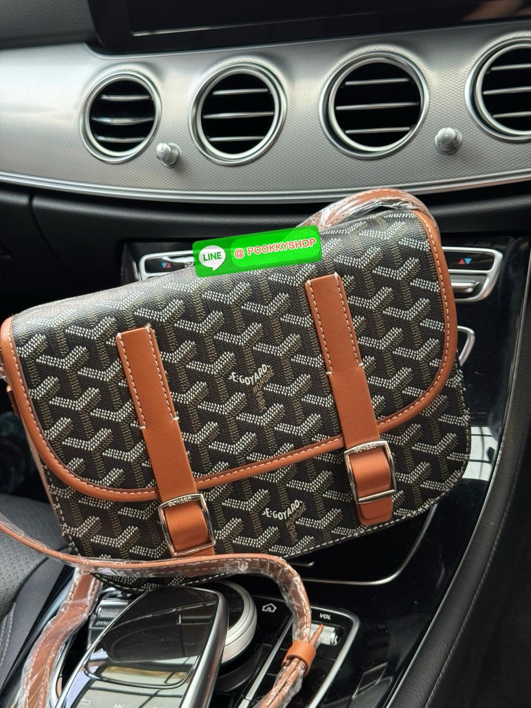 Goyard Belvedere Messenger ถูกออกแบบให้มีน้ำหนักเบาเพื่อความคล่องตัวสามารถใส่สิ่งของ ได้อย่างสบายและถือได้ว่าเหมาะอย่างยิ่ง สำหรับการใส่หลากหลายโอกาสด้วยสายสะพายแบบสะพายข้าง และฝาปิดกระเป๋าทั้งสองฝั่งที่แน่นหนา และยังมีการเพิ่มลูกเล่นด้วย ช่องใส่ของทางด้า