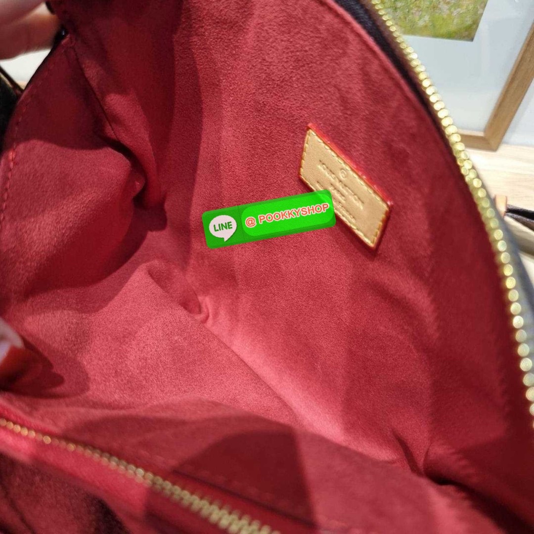 LV coussin pm bag 🔆 Details กระเป๋าสะพายกึ่งคลัชท์ สุดล้ำ ดีไซน์ใหม่ สีลิมิเต็ด ล่าสุดจากเคาน์เตอร์ duty free มาแรงมาก ด้วยความสวยปังตั้งแต่แรกเห็น มาพร้อมสาย 2 เส้น สวยลัคชูแบบสับๆ มีสายโซ่ที่มีดีเทลละเอียดไม่ซ้ำ และสายสปอร์ตครอสบอดี้ ที่จะคล้องไ