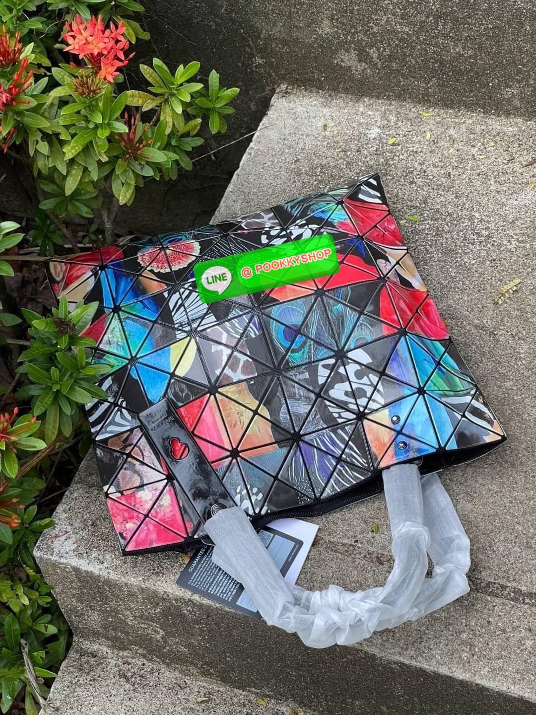 Baobao Issey Miyake Creature Geo Flat Tote Bag คอลเลคชั่นใหม่ล่าสุด ที่ผสมผสานแพทเทิร์นลวดลายใหม่อันน่าสนใจเอาไว้ เป็นซีรีส์ที่ถ่ายทอดถึงความงดงามของรูปทรงที่เคลื่อนไหวอย่างอิสระ ซึ่งถูกรังสรรค์ขึ้นตามห้วงอารมณ์อย่างไม่มีรูปแบบ ตำแหน่งการจัดวางแพทเทิร์นขอ