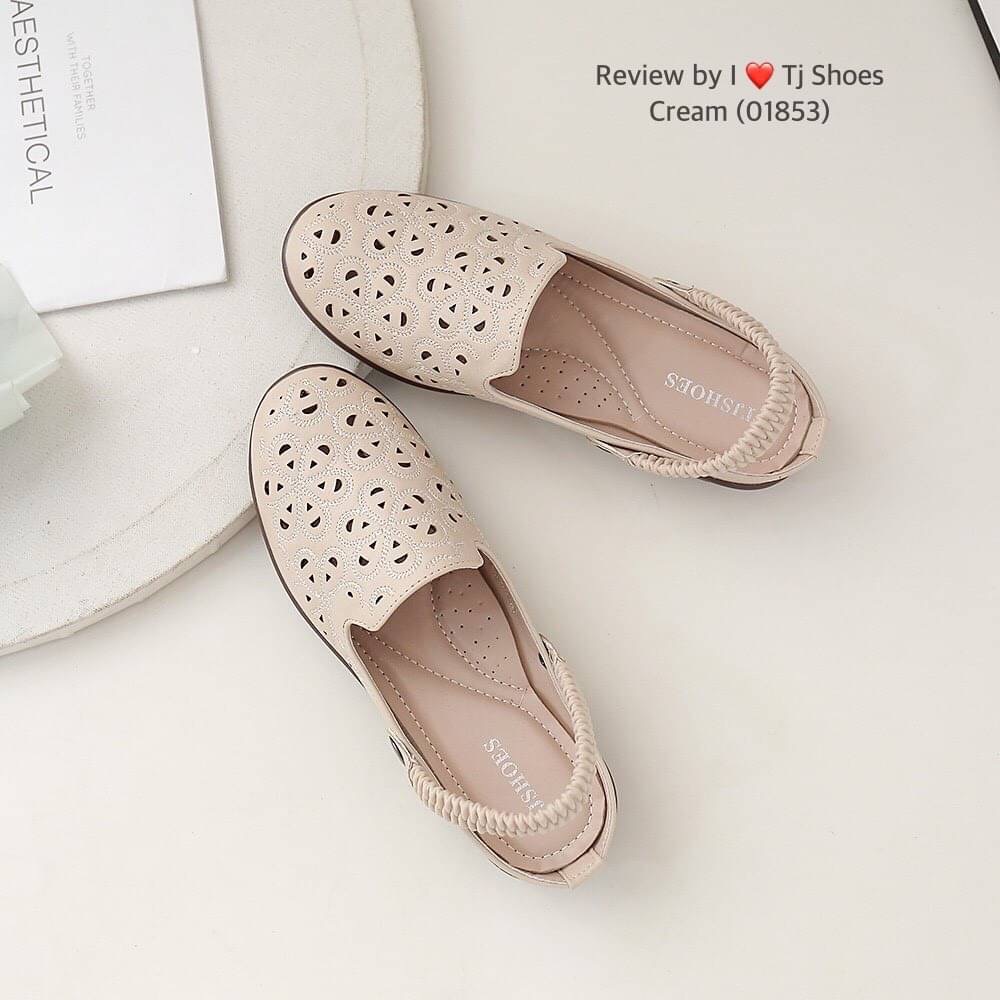 พร้อมส่งรองเท้าเพื่อสุขภาพ ที่ทั่งเกร๋ทั้งน่ารักสุดๆ รองเท้ารุ่นนี้เป็นงานสั่งทำพิเศษ หนังนิ้มนิ่ม ฉลุลายน่ารักๆ มีรูระบายอากาศใส่แล้วเท้าไม่อับ สายยางยืดปรับขึ้นลงได้ ใส่ได้ 2 แบบ น้ำหนักเบา ใส่นุ่มเดินทั้งวันได้สบายมากๆ ส้นยางเกรดพรีเมี่ยมอย่างดี แมทกับ