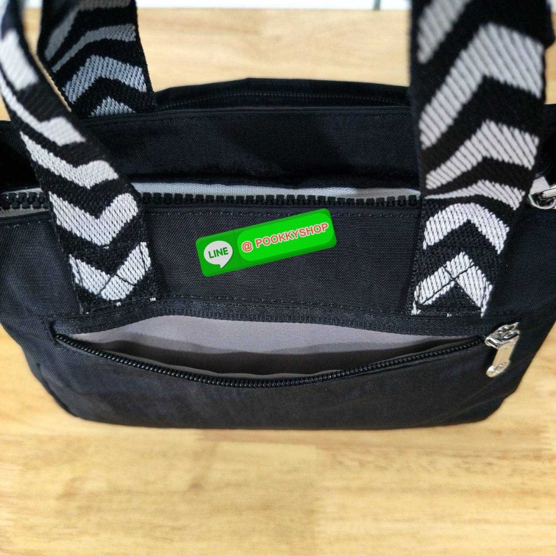 Kipling Kanaan กระเป๋าถือหรือสะพาย ขนาดเล็ก กะทัดรัด ดีไซน์เรียบ หรู วัสดุ ด้านนอก Nylon+ ซับใน Recycled Polyester มีช่องแยกใช้งานหลายช่อง ประกอบด้วย -ช่องซิแด้านหน้า 1 ช่อง -ช่องใช้งานหลักด้านใน 1 ช่อง พร้อมช่องแยกจัดเก็บ และ ช่องซิปย่อย -ด้้านหลังมีช่อง