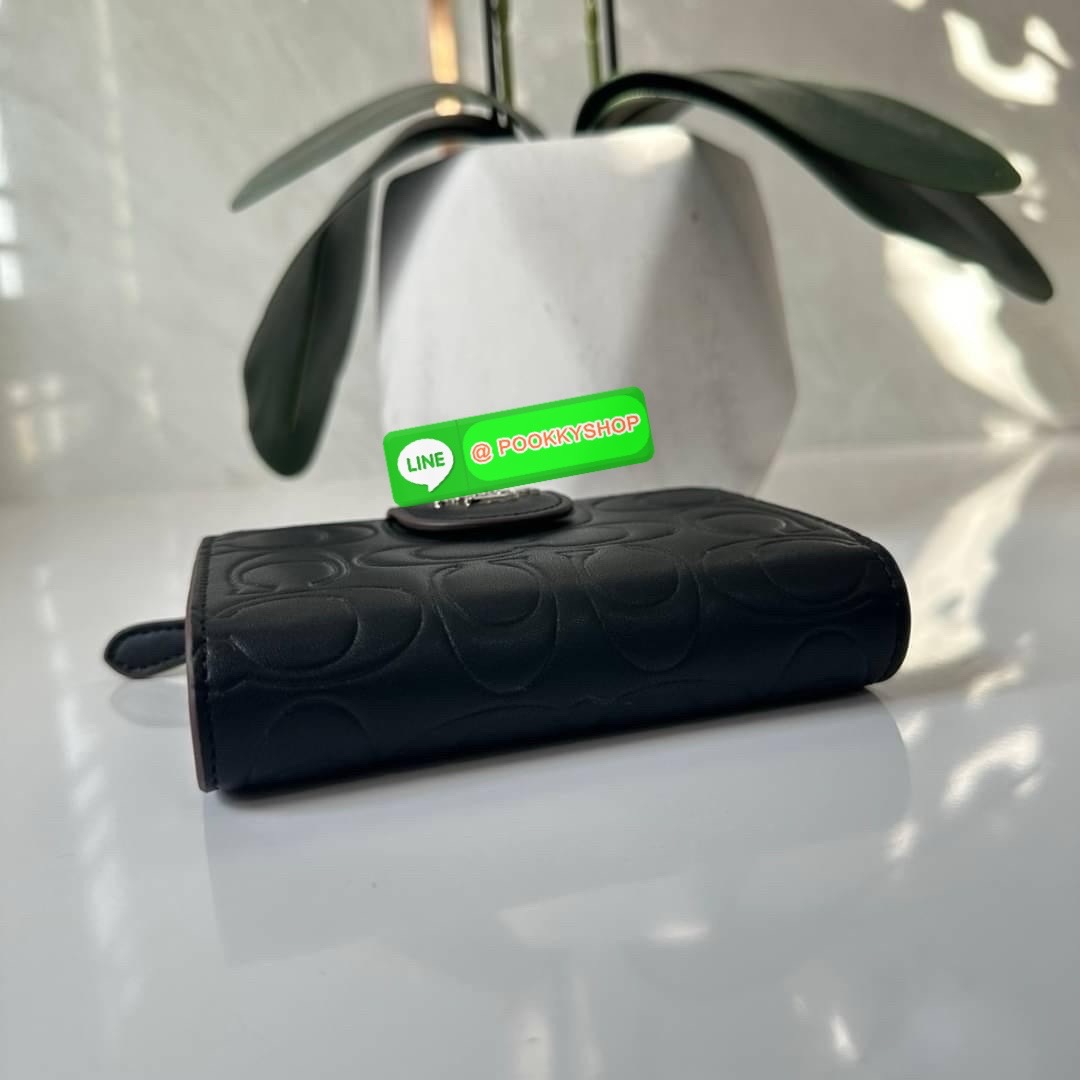 Coach Medium Corner Zip Wallet With Signature Leather 🔖กระเป๋าตังใบกลาง คอลเลคชั่นใหม่ หนังนิ่ม ลายC นูน สวยมาก 🔖วัสดุ: หนังแท้ 🔖เปิด - ปิดแบบกระดุม มีช่องใส่แบงค์ ใส่ธนบัตรได้ทุกชนิด ช่องใส่บัตร ใส่เหรียญ