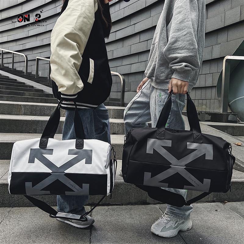 กระเป๋าเดินทาง แบรนด์ off white วัสดุตัวกระเป๋าทำจากผ้าเคลือบกันน้ำ 💯(%) อะหลั่ยสีเงิน สายกระเป๋าทำจากผ้าทอสีตามรูป