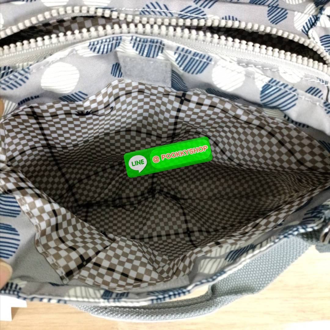KIPLING ELISE HANDBAG กระเป๋าถือและสะพายไหล่ วัสดุ Nylon +Polyester ขนาดกำลังพอดี จุของได้มาก มีหูจับสองสาย ถือสะดวก น้ำหนักเบา มีช่องซิป ด้านหน้า ช่อง กระเป๋าหลักเปิด-ปิดด้วยซิป มี3 ช่องว่างใส่ของได้จุมากๆ ใส่มือถือได้ กระเป๋าสตางค์ใบยาว และ เครื่องสำอาง