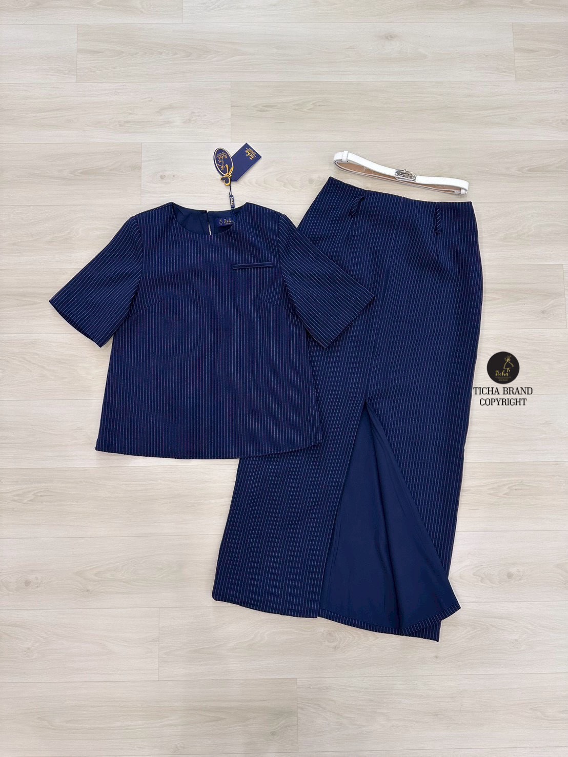 ชุดเซทแฟชั่น Set 3 ชิ้นเสื้อ+กระโปรง+เข็มขัด เสื้อแขนสั้นสีกรมลายตรงคอกลม ทรงโอเวอร์ไซส์