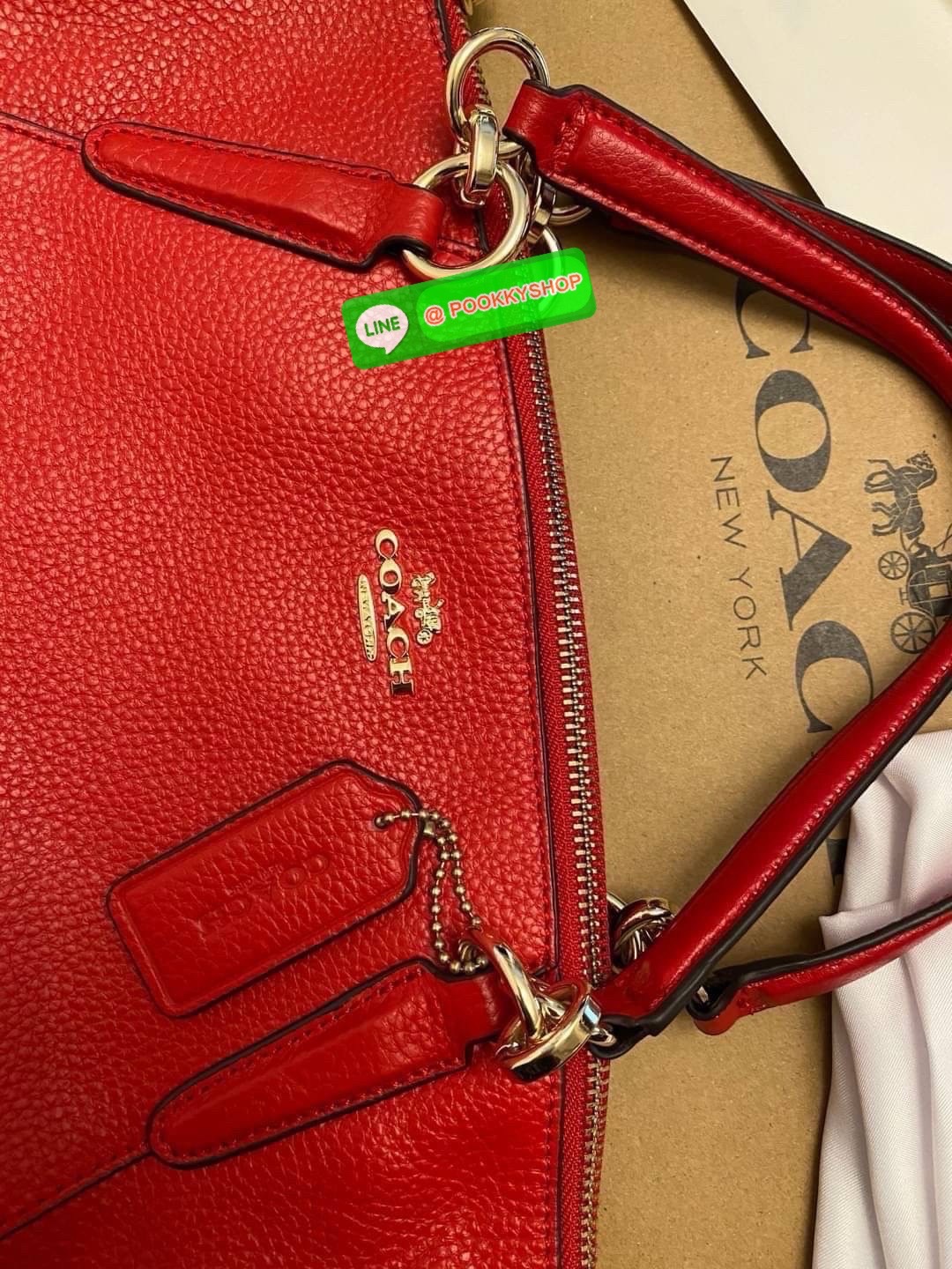 Coach F36675 Pebble Leather Satchel สีแดงหรูหรา | หนังแท้ | ทรงซิปบน | ใบใหญ่จุใจ❤️ สะดุดตาทุกมุมมองกับ Coach F36675 ใบใหญ่ทรงซิปบนที่ใช้งานได้ทุกวัน หนังแท้สัมผัสนุ่ม สีแดงหรูโดดเด่น ตัดกับฮาร์ดแวร์ทองอย่างลงตัว ใส่ของได้จุใจ ทั้งกระเป๋าสตางค์ มือ