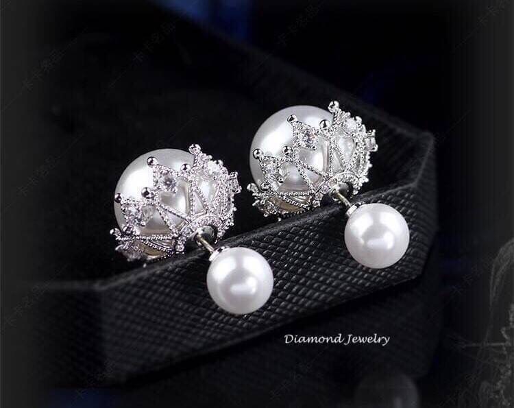 The Best Seller !!!! มาแล้ว มาแล้ว ปรบมือรัวๆเลยจ้า ให้กับต่างหูมุก APM คู่นี้เลยจ้าาา งานมุก งานจิว สวยมว้ากกกก พลาดแล้วจะเสียใจน้าพูดเลย ตกแต่งเพชร CZ แท้ งานฝัง ดีไซส์อย่างดี สุดหรู ตัวเรือนชุบ 18KGP ไม่ลอกไม่ดำ Made in Korea