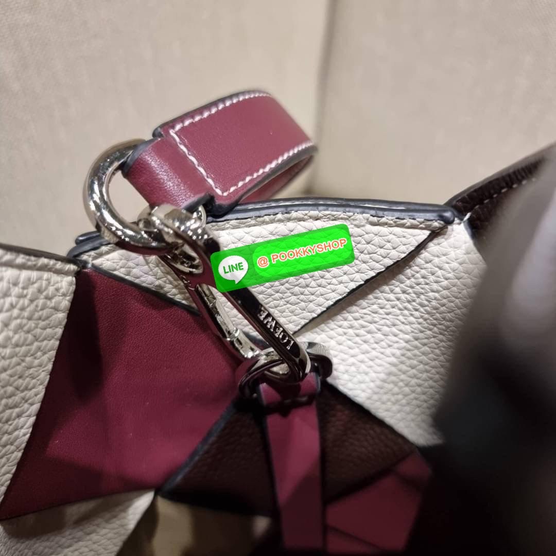 LOEWE SURPLUS LEATHER WOVEN BASKET BAG IN CLASSIC CALFSKIN ใหม่ล่าสุดและสวยที่สุด กระเป๋าสะพานที่ถักทอด้วยความปราณีต โดดเด่นด้วยสีที่จับมาคอนทราสได้ลงตัว ใบใหญ่จุได้แบบเน้นๆ วัสดุหนังวัวแท้เต็มใบ หรูเลิศ ปากกระเป๋ามีสายหนังสำหรับผูกรวบปากกระเป๋า ภายในโล่ง