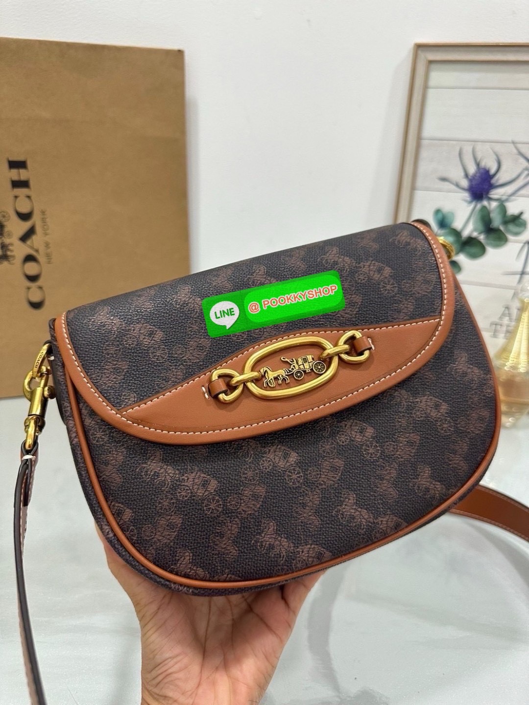 “Elegance in motion.” Coach CR512 Harley Crossbody – กระเป๋าสะพายข้างที่ผสานความหรูหราและความคลาสสิกได้อย่างลงตัว วัสดุคุณภาพเยี่ยม ผสมผสานระหว่างผ้าแคนวาสเคลือบลายซิกเนเจอร์และหนังเรียบ ลาย Horse and Carriage ที่ด้านหน้า เพิ่มความน่ารักและโดดเด่น เหมาะสำ