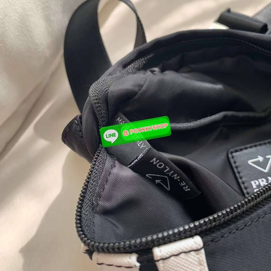 New Arrivals!!!PRADA Bag Premium gift กระเป๋าถือหรือสะพายพรีเมี่ยมกิ๊ฟ ซึ่ง Adidas และ Prada นำเสนอ กระเป๋าคาดเอวสไตล์สปอร์ตและอเนกประสงค์ และนำแถบสามแถบที่เป็นเครื่องหมายการค้าของ Adidas มาปรับปรุงใหม่ให้เป็นหนัง Saffiano ซึ่งเป็นวัสดุสัญลักษณ์ของ Prada