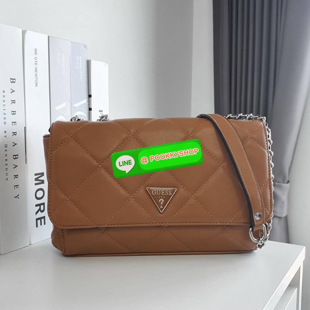 รุ่นใหม่ล่าสุด!! GUESS CESSILY CONVERTIBLE CROSSBODY BAG กระเป๋าสะพายข้าง รูปทรงสวย หนังนิ่มมือมากกก ตกแต่งด้วยโลโก้แบรนด์ด้านหน้า ด้านในเปิดปิดด้วยกระดุมแม่เหล็ก มีช่องซิปแยก+ช่องใส่บัตรฝั่งตรงข้ามอีกช่อง สามารถใส่กระเป๋าสตางค์ยาว โทรศัพท์ได้ทุกรุ่น มาพร