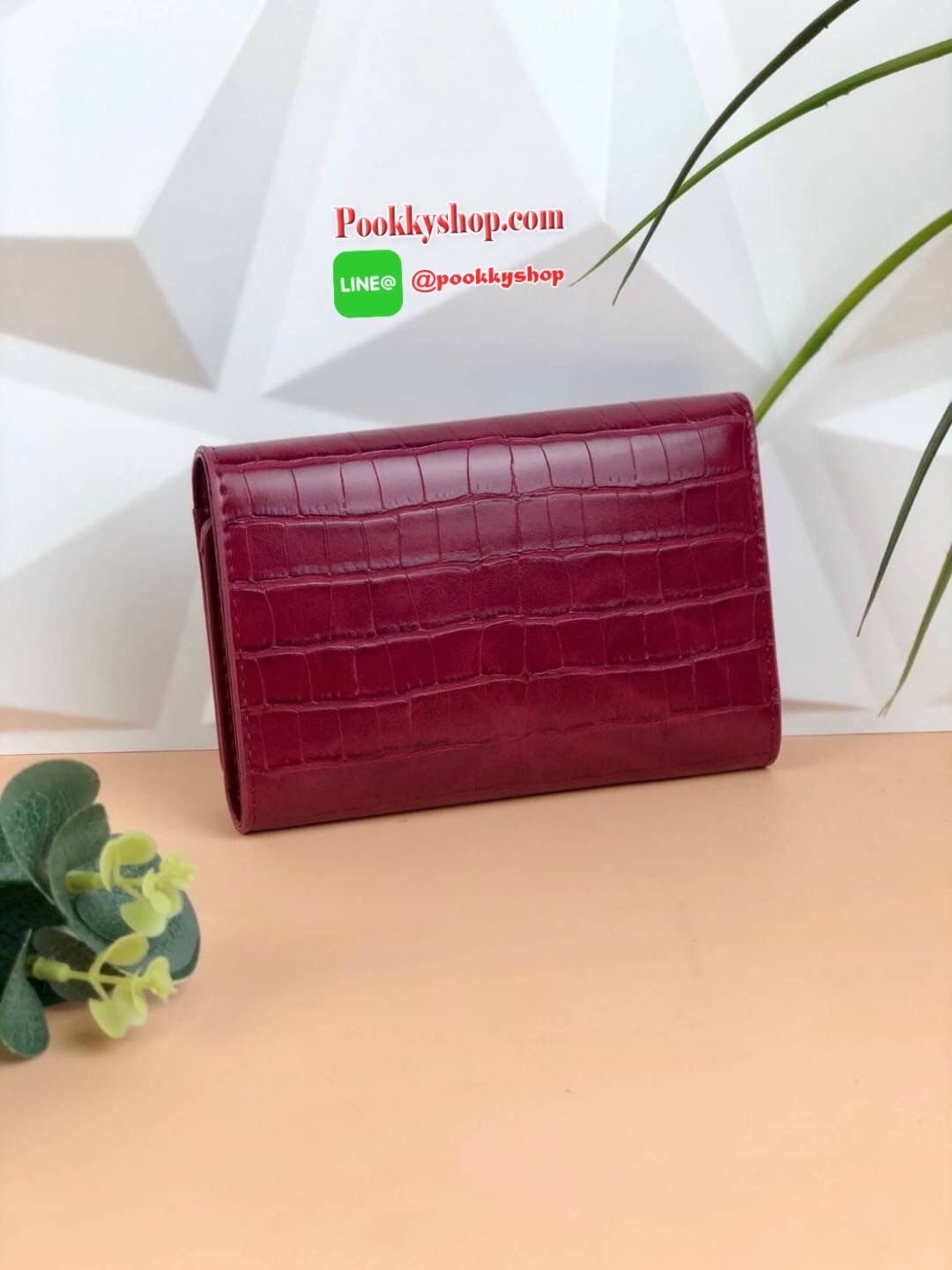 CHARLES & KEITH CROC-EFFECT V-CUT FRONT FLAP WALLET กระเป๋าเงินใบกลางแบบ3พับ รุ่นใหม่ล่าสุด เปิดปิดแบบกระดุมแม่เหล็ก ด้านในมีช่องซิปเล็กใส่เหรียญ ช่องการ์ด 7 ช่องและช่องใส่รูป มีช่องตามยาว 2 ช่อง ใส่ธนบัตรได้ตามยาว ไม่ต้องพับเลยค่า รุ่นนี้จับกระชับมือ ขนา