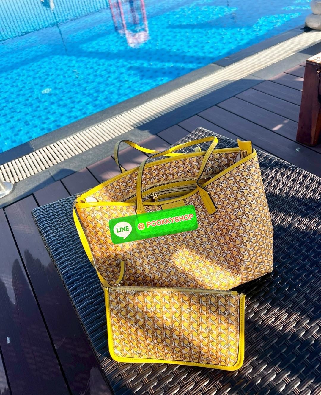 TORY BURCH EVER READY ZIP TOTE BAG 💌พร้อมส่ง! กระเป๋าทรงTote ที่ทำให้ทุกๆวันง่าย หยิบจับของสะดวกพกพาสะบาย หนังแท้ ทั้งใบพิมพ์ลายสวยค่ะ ✔️มาพร้อมกระเป๋าลูกแบบซิป สามารถแยกออกใช้งานได้ต่างหาก ภายในใส่มือถือลงไปได้ค่ะ ✔️ใบหลักมีซิปปิดปา