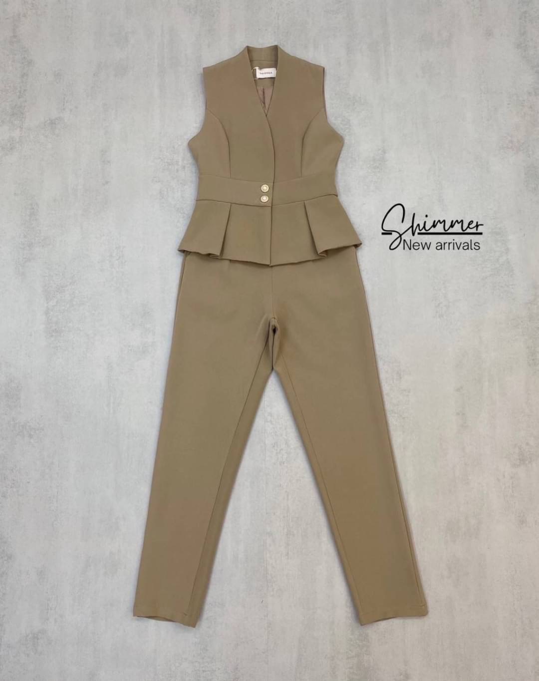 เสื้อทรงยาวงานกระดุมหน้าเก็บซับในทั้งตัวปลายเสื้อจับจีบ แพทเทิร์นสวยเข้ารูป ช่วงอกมีกระดุมกด แมทช์คู่กับกางเกงขายาวกึ่งเดฟ ทรงสวยไม่รัดขาเกินไป เนื้อผ้าพื้นเกรดพรีเมียมทั้งชุด ลุคนี้เสริมบุคลิกผู้สวมใส่ให้สวยเป๊ะ แบบเซเลปแน่นอนค่า