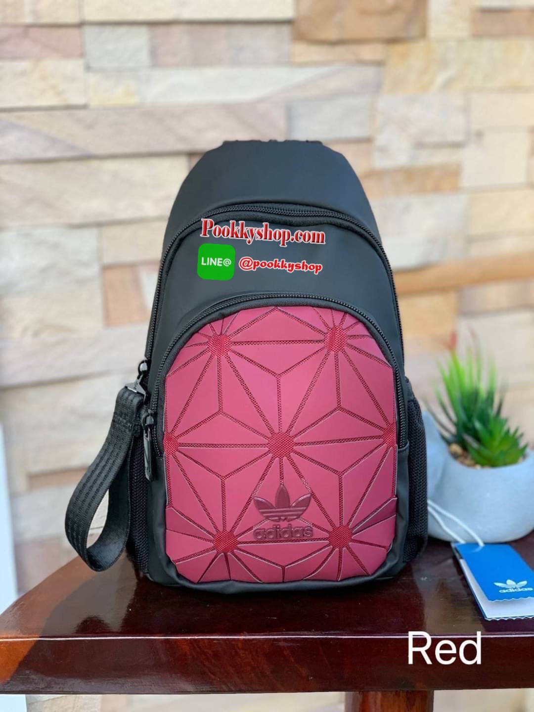 Adidas 3D Expect Originals Bag กระเป๋าสะพายคาดอก ขนาดกลาง ด้านหน้าแต่งดีเทลแบบ3D ในมีช่องแยกใส่มินิไอแพค หรือกระเป๋าสตางค์ทรงยาว มีสายสะพายที่ทันสมัยเป็นสายซิป เพราะนอกจากจะเป็นเป้สะพายแล้ว ยังสามารถนำมาสะพายไหล่ได้ มาในแบบลุคช์สไตล์ลำลองเพื่อให้คุณใช้งาน