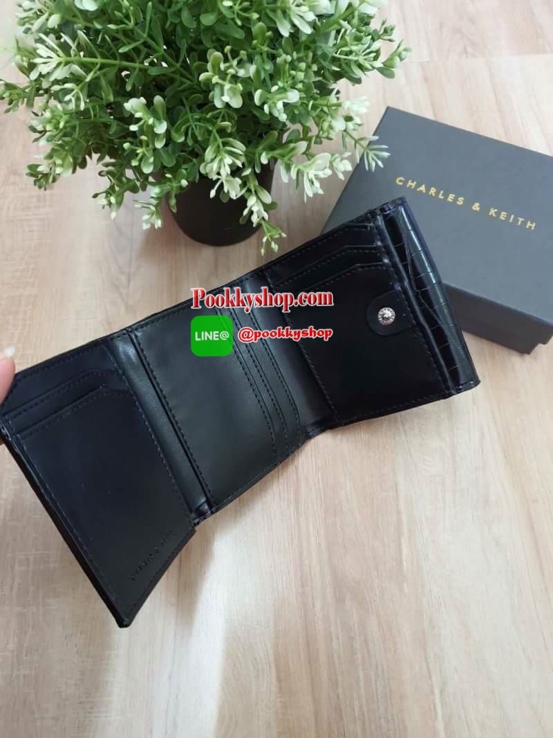 charleskeith Croc effect short wallet กระเป๋าสตางค์ใบสั้นมาด้วยลายหนังจรเข้ ด้านหน้าติดชื่อแบรนด์ รุ่นนี้เป็นแบบ 3 พับ ด้านหลังเป็นช่องใส่เหรียญ สวยสมคำร่ำลือมากๆ เลยจ้า มาครบ 5 สี จัดไปอย่างด่วนเลยจ้า