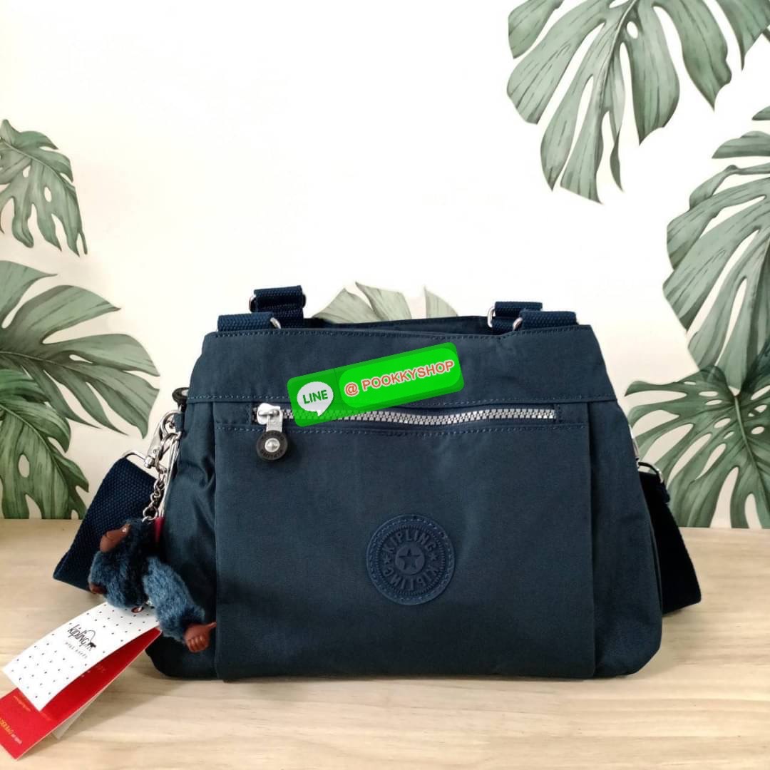 KIPLING ELISE HANDBAG กระเป๋าถือและสะพายไหล่ ขนาดกำลังพอดี จุของได้มาก มีหูจับสองสาย ถือสะดวก น้ำหนักเบา มีช่องซิป ด้านหน้า ช่อง กระเป๋าหลักเปิด-ปิดด้วยซิป มี3 ช่องว่างใส่ของได้จุมากๆ ใส่มือถือได้ กระเป๋าสตางค์ใบยาว และ เครื่องสำอางค์ได้หลายชิ้นเลยค่ะ เก็