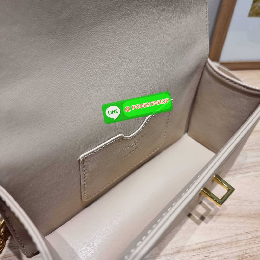🔅 Model CD 30 MONTAIGNE POUCH WITH SHOULDER STRAP AND HANDLE 🔅 Details ย้อนยุคความหรูหรา อันเป็นเอกลักษณ์ กระเป๋าสะพายสวยอยู่ทรง เพิ่มลูกเล่นให้กับไอเท็มนี้ด้วย มือจับที่ถอดออกได้ และอะไหล่เปิด-ปิดแบบคล้องล็อค สะดวกใช้ ด้านหลังมีช่องใส่บัต