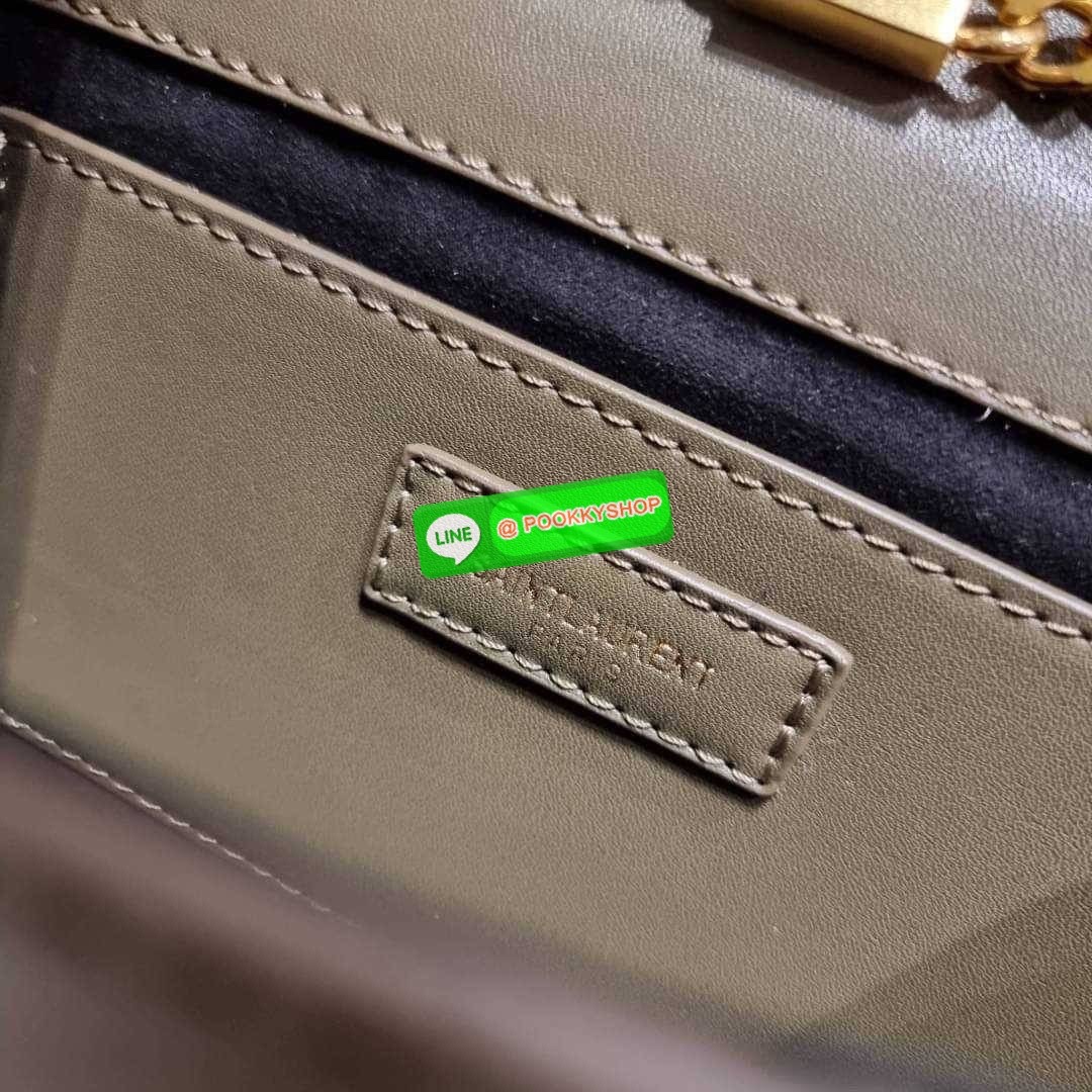 จัดให้อย่างสาสม!! กับกระเป๋าสะพาย Yves Saint laurent small kate bag สุดหรู จากเคาน์เตอร์ vip dutyfree ทรง woc ที่แสนจะฮอตปรอทแตก ดีไซน์เรียบ แต่แอบมีดีเทลความหรูที่พู่ห้อยสีทองโดดเด่น เพิ่มความแพงอีกหนึ่ง วัสดุหนังแท้สัมผัสดีงาม ใช้งานง่ายเพียงแค่เปิด-ปิด