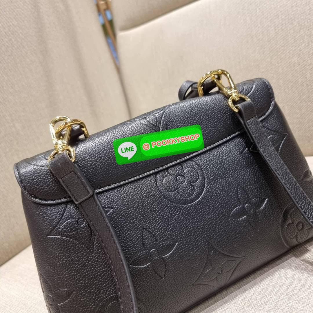 LV MADELEINE BAG ใหม่ล่าสุด อีกหนึ่งรุ่นคลาสสิคหายาก จากเคาน์เตอร์ dutyfree ที่สาวๆรอคอย กระเป๋าถือ/สะพายข้าง ดีไซน์เรียบง่าย แต่เต็มไปด้วยดีเทลความหรู วัสดุหนังวัวปั๊มลายเอกลักษณ์ เปิด‐ปิดด้วยอะไหล่กดล็อคสีทองหรู และมีพวงหนังห้อยพิเศษแถมมาให้ด้วย ภายในแบ