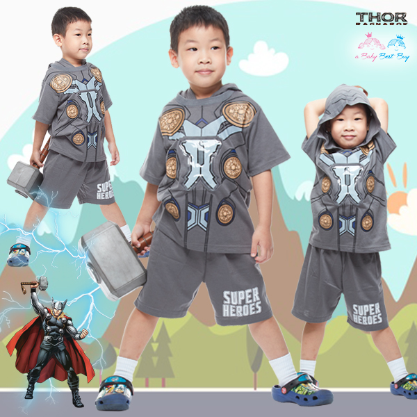 ฮ ( 3-4-5 ปี ) ชุดแฟนซี Super Hero - The Avenger - Thor ธอร์ เทพเจ้าสายฟ้า สีเทา เสื้อแขนสั้นสกรีนลายเกราะมีไฟกระพริบตรงหน้าอก มีหมวก(ฮู้ด)สกรีนลายหน้ากาก กางเกงขาสั้น ชุดสุดเท่ห์ ใส่สบาย ลิขสิทธิ์แท้ (สำหรับเด็ก3-4-5 ปี)