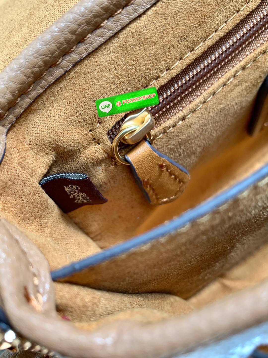 COACH LUCY CROSSBODY BAG((CA622)) 🔹พร้อมส่ง กระเป๋าสะพายแบบครอสบอดี้ร์ ทรงเก๋ วัสดุ แคนวาส+หนังแท้ ได้ลงตัวสวยงาม 🔹เปิดปิดกระเป๋าแบบกระดุมแป๊กสองข้าง ภายในมีข่องให้ใส่ของ3ช่องด้วยกัน ช่องค่อนข้างกางออกได้กว้าง จุของได้หลายอย่างเลยค่ะ มีช่อ