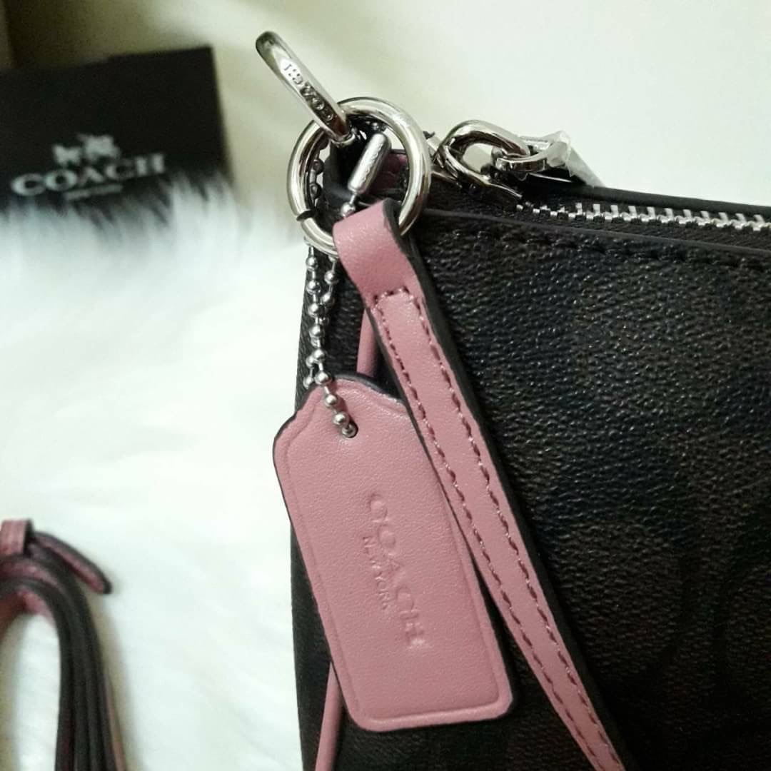 ขายดี Coach Messico Top Handle Pouch In Signature Coated Canvas กระเป๋าหิ้ว/คล้องไหล่/สะพายข้าง ขนาดเหมาะ ดีไซน์สวยน่ารัก ผลิตจากวัสดุคุณภาพดี แข็งแรงทนทานน้ำหนักเบา ภายในบุผ้าสวยงามเรียบร้อย 1 ช่องอเนกประสงค์ ซิปโลหะสีทองสวยงาม สายสะพายถอดและปรับความยาวไ
