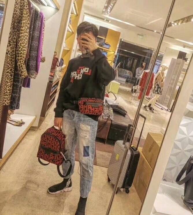 LONGCHAMP LE PLIAGE LGP BACKPACK รายละเอียด • วัสดุ: ผ้าใบ • อะไหล่: นิกเกิล • ตัวกระเป๋า: ผ้าใบโพลีอะไมด์เคลือบด้านใน • ตกแต่ง: หนังวัว รายละเอียดภายนอก • การปิด: ด้วยซิป • สายสะพาย: เลื่อนปรับระดับได้ • ช่อง: 1 ช่องซิป ภายใน • ช่องใส่ของ: 1 ช่อง ช่องด้า