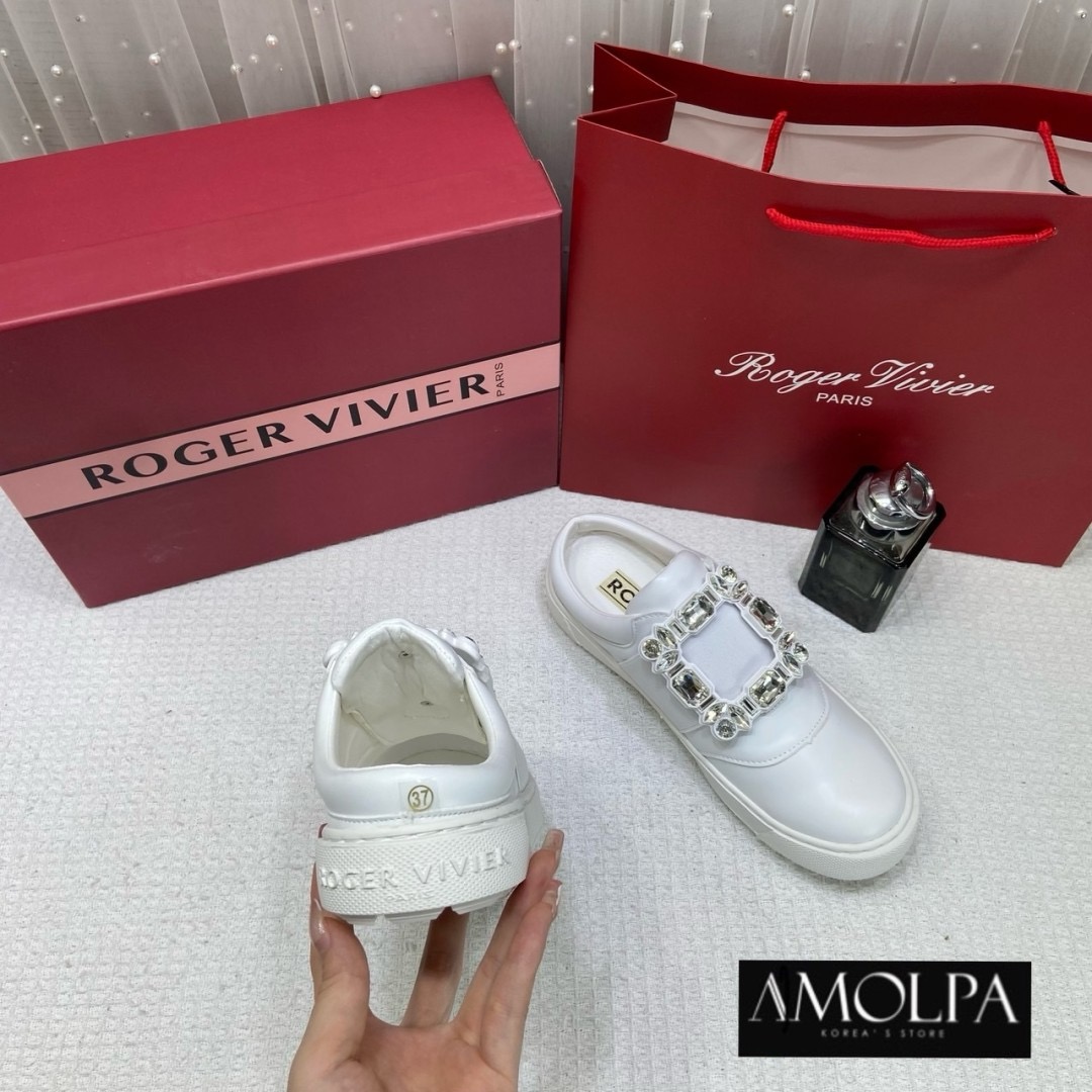 เข้าเพิ่มมมแล้วค้า รุ่นเปิดส้น ใส่สบาย สะดวกกกมากก แอ๊ดเก็บแล้วค้า รุ่นนี้พรีเมียมมาก บอกเลยว่า ไม่ผิดหวังค่ะ สวยยยจริง Hiend 1:1 ROGER VIVIER WOMEN SNEAKER อุปกรณ์ครบ ตามช๊อป รุ่นนี้คือแบบบว่า ... พูดได้คำเดียว ว่าต้องมี!!! เป๊ะ ปัง ปั๊วะ มากกกค่าลูกค้า