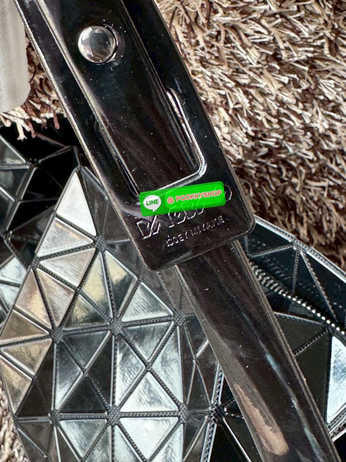 Baobao Issey Miyake Large Baguette เป็นกระเป๋าที่ดูมีมิติและสวยงามด้วยรูปทรงของมัน ซึ่งหูกระเป๋าจะมีความกว้างขึ้นไหล่ได้ได้แบบสบายๆ ใส่ของได้เยอะ ปากกระเป๋ามีช่องซิป ด้านในมีช่องใส่ของเพิ่ม สะดวกสบายพกพาไปได้ทุกที่ รูปทรงกนฃระเป๋าทำให้ดูเรียบง่ายยิ่งขึ้น