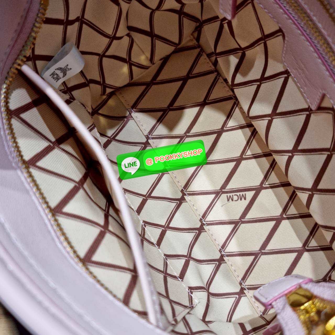 🔆 Model MCM × HELLO KITTY MINI TONI SHOPPER IN VISETOS 🔆 Details ฉลองครบรอบ 50 ปี Hello Kitty ที่มาคอลแลบกับ Mcm ได้อย่างลงตัว น่ารักน่าใช้มากๆ กับกระเป๋าถือ/สะพายข้าง ทรง shopper ไซส์มินิ สวยคลาสสิค ดีไซน์ปั๊มลายคิตตี้ละมุนๆ ขนาดพกพาสะดวก