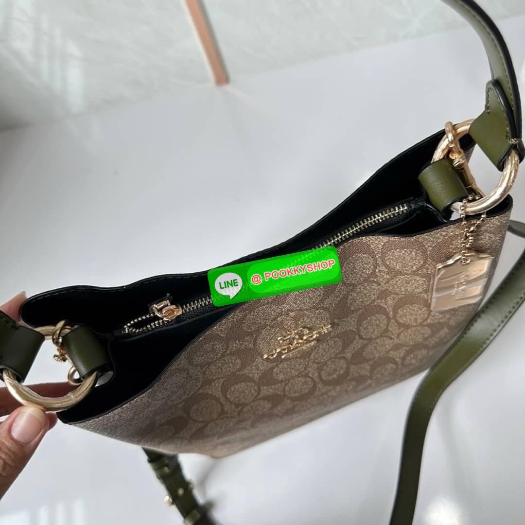 COACH TOWN BUCKET BAG IN SIGNATURE CANVAS (COACH 91512) 🔖 กระเป๋าสะพาย/ถือบัคเกต รุ่นคลาสสิคตลอดกาลไม่เอ้าท์ 🔖วัสดุ: แคนวาส ตัดหนังแท้ 🔖เปิด-ปิด กระเป๋าด้วยกระดุมแม่เหล็ก ภายในช่องโล่ง มีช่องซิปแบ่งตรงกลาง แยกเก็บของได้อย่างเป็นสัด