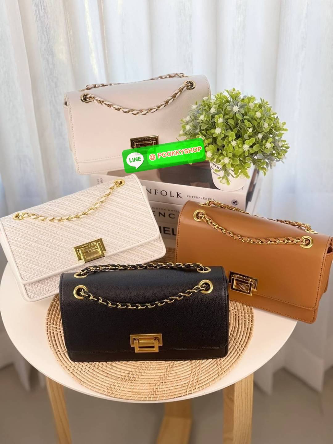 Charles&Keith แท้ Outlet กระเป๋าทรงสวย คลาสสิคเรียบหรู แมทช์ง่ายสะพายได้บ่อย สายสะพายโซ่พันหนัง สะพายได้ 2 แบบ เปิดปิดด้วยตัวล็อกอะไหล่ทอง ฐานกว้างใส่ของได้เยอะ มีช่องใส่บัตรในตัว
