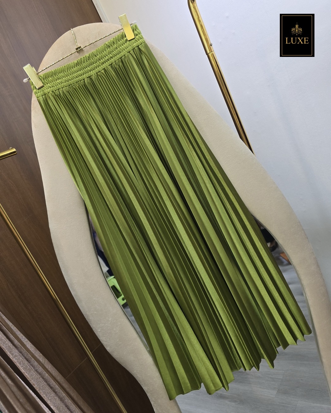 กระโปรงแฟชั่น กระโปรงยาวกรอมเท้า อัดพลีทจีบคม ตัดเย็บประณีต ทำจากผ้าเคปซาติน