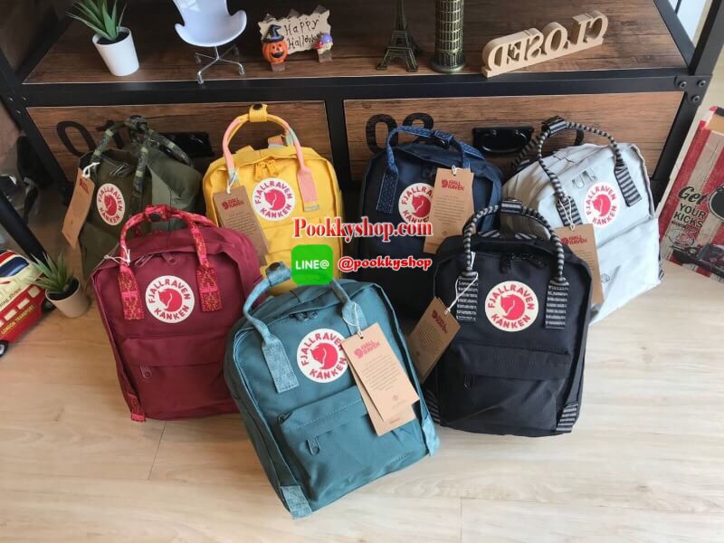 Kanken backpack รุ่น mini แบรนด์ดังจากสวีเดนที่นิยมกันมากในหมู่วัยรุ่น กระเป๋าเป้ที่มีน้ำหนักเบา แต่มีความทนทาน และช่องว่างต่างๆมากขึ้น มีซิปหน้าสำหรับใส่ของกระจุกกระจิก และหูหิ้วทั้งด้านหน้าและด้านหลัง สำหรับการหิ้วถือได้สะดวก ใส่มินิไอแพค กระเป๋าสตางค์ย