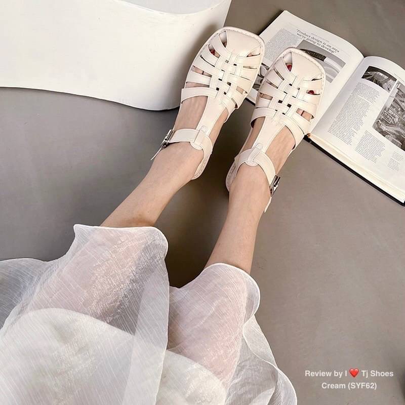 !! พร้อมส่งรองเท้ารัดส้นนำเข้าสวยเก๋ขายดีมากๆ !!! - หนังรุ่นนี้ใส่ดีมาก ใส่เดินสบาย - มีรูระบายอากาศ ใส่แล้วเท้าไม่อับ - สายสามารถปรับให้กระชับได้ - จับแมทกับชุดง่าย ใส่แล้วดูเกร๋ดูน่ารักมากๆ - ทางร้านถ่ายรูปจากสินค้าจริง *** ของจริงงานดีสวยเป๊ะมาก สวยเกิ