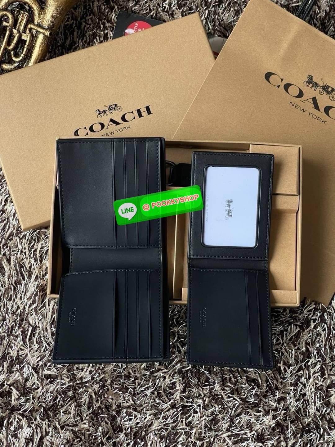 COACH BOXED 3-IN-1 WALLET GIFT SET IN SIGNATURE ชุดเซ็ทกระเป๋าสตางค์และพวงกุญแจจาก Coach กระเป๋าสตางค์หนังแคนวาสพิมพ์ลายทั้งใบ โดดเด่นด้วยดีไซน์เรียบหรู ร่วมสมัย และมีเอกลักษณ์เฉพาะตัว ด้านในประกอบด้วยช่องใส่ธนบัตร 2 ช่อง ช่องใส่บัตร 8 ช่อง และช่องว่างด้า