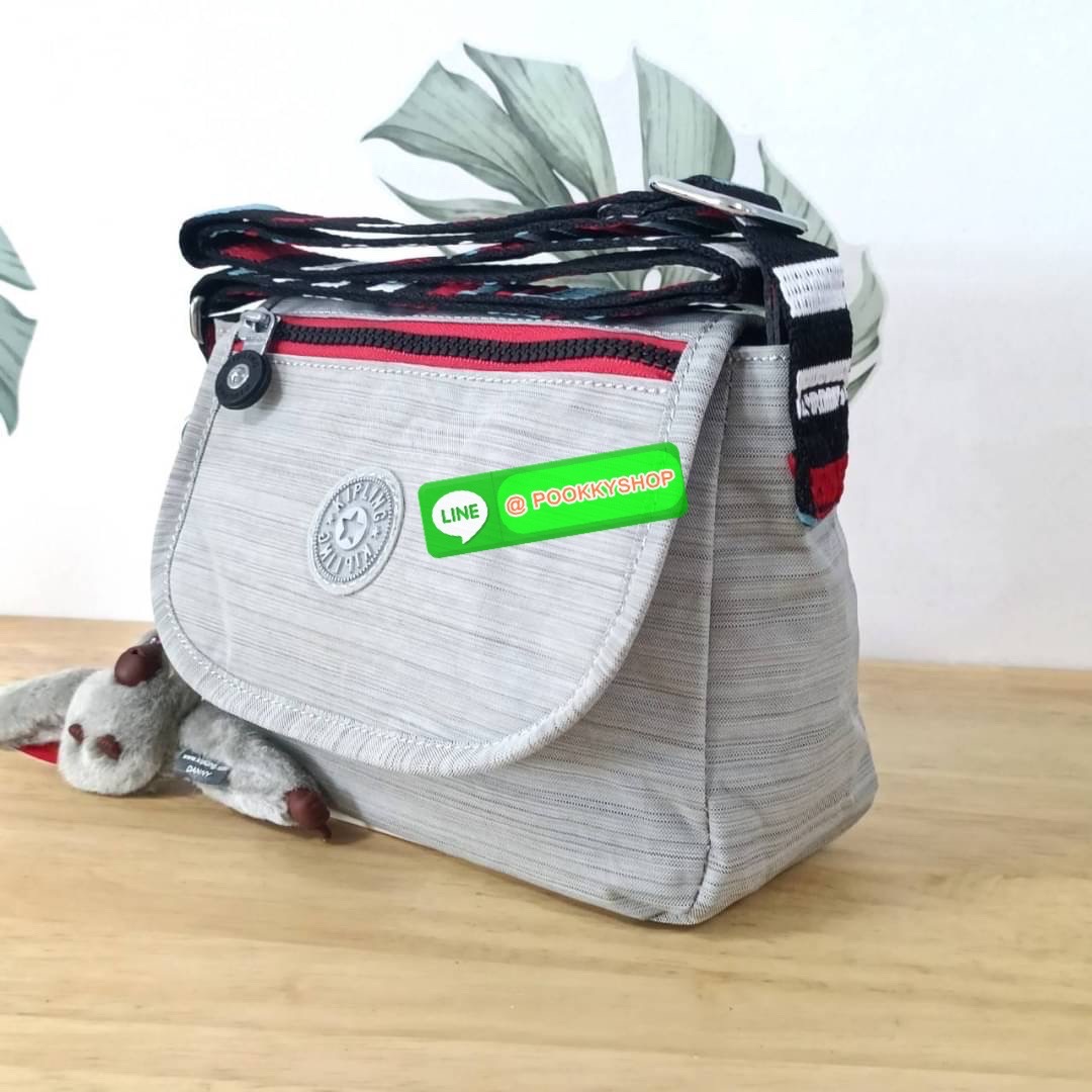 KIPLING SABIAN CROSSBODY MINI BAG กระเป๋าสะพายข้าง วัสดุ Nylon & Polyester 100% ขนาดเล็กกำลังน่ารัก เปิด-ปิดด้วยฝาปิดกระดุมแม่เหล็กและซิปแบรนด์ ด้านในทีแท็กแบรนด์