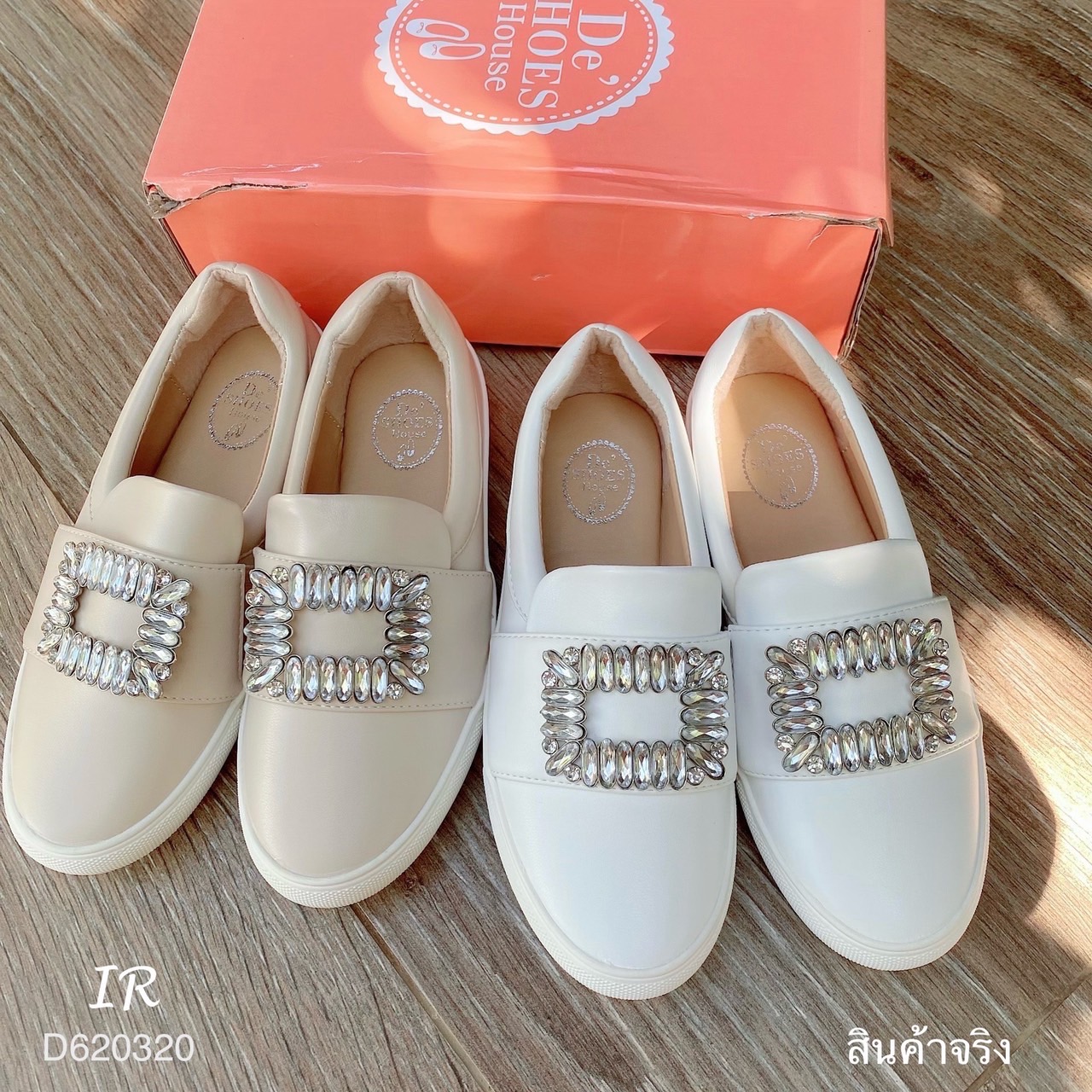 รีพีทแบบขายดี!!! พร้อมส่ง Roger Vivier ชนช็อป วัสดุหนังนิ่มแต่งอะไหล่เพชรสี่เหลี่ยมด้านหน้า ดาราเซเลบใส่กันเยอะมากๆคะรุ่นนี้ ใส่แล้วทำให้ลุคของคุณดูเด่นมากๆ ดังนั้นสาวๆไม่ควรพลาดรุ่นนี้เลยนะค้า