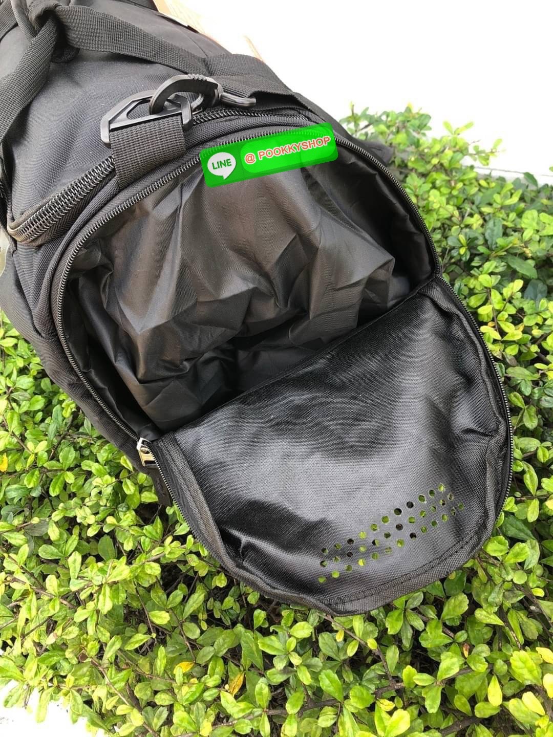 NIKE GYM BAG กระเป๋ายิมและกระเป๋าเดินทางสารพัดช่องที่มีพื้นที่ให้คุณเก็บของมากมาย ไม่ว่าจะช่องซิปคู่หลักที่กว้างใหญ่ สำหรับใส่เสื้อผ้าเดินทางได้หลายชุด ปลอดภัย ช่องรองเท้าแยก และช่องใส่ของด้านในสำหรับเก็บของมีค่า สายคล้องไหล่คู่และสายสะพายไหล่ถอดเก็บได้สา