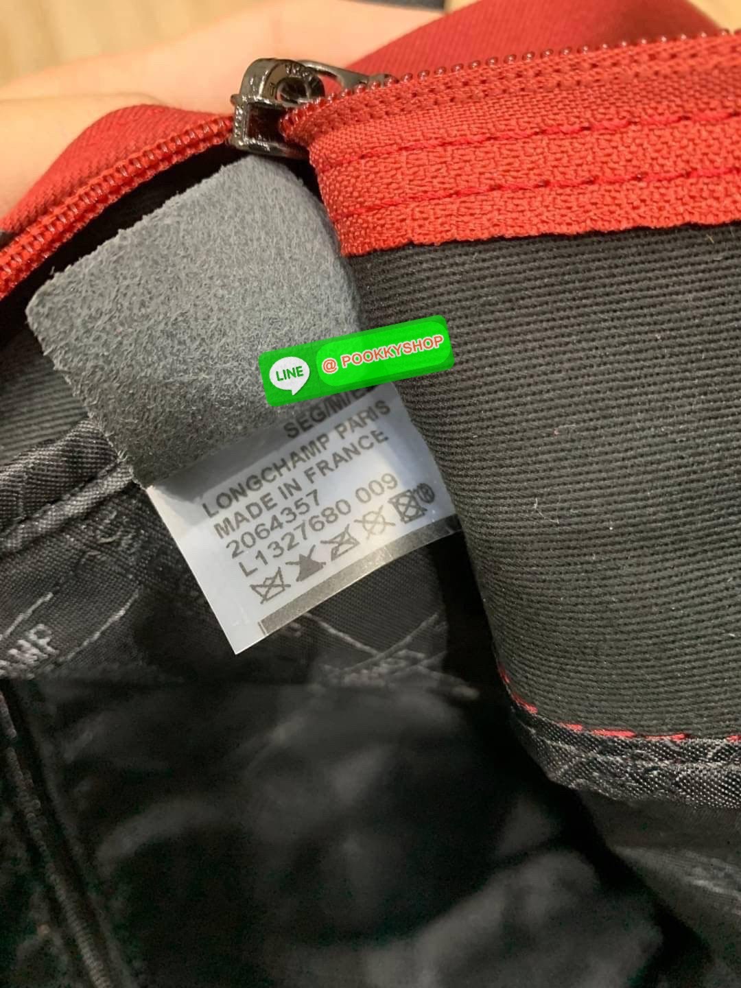 Longchamp by shayne oliver Backpack คอลเลคชั่นแบบลิมิเตทแบบเท่ๆ ที่ออกแบบโดย Shayne Oliver นักดีไซน์เนอร์ชื่อดังระดับโลก ด้วยรูปทรงกระเป๋าเป้ที่ออกแบบมาไม่เหมือนใคร สามารถจัดเป็นกระเป๋าใบใส่เสื้อผ้าได้อีกใบ ด้วยรูปทรงที่กว้างทำให้ใส่ของได้เยอะจุใจ กระเป๋า