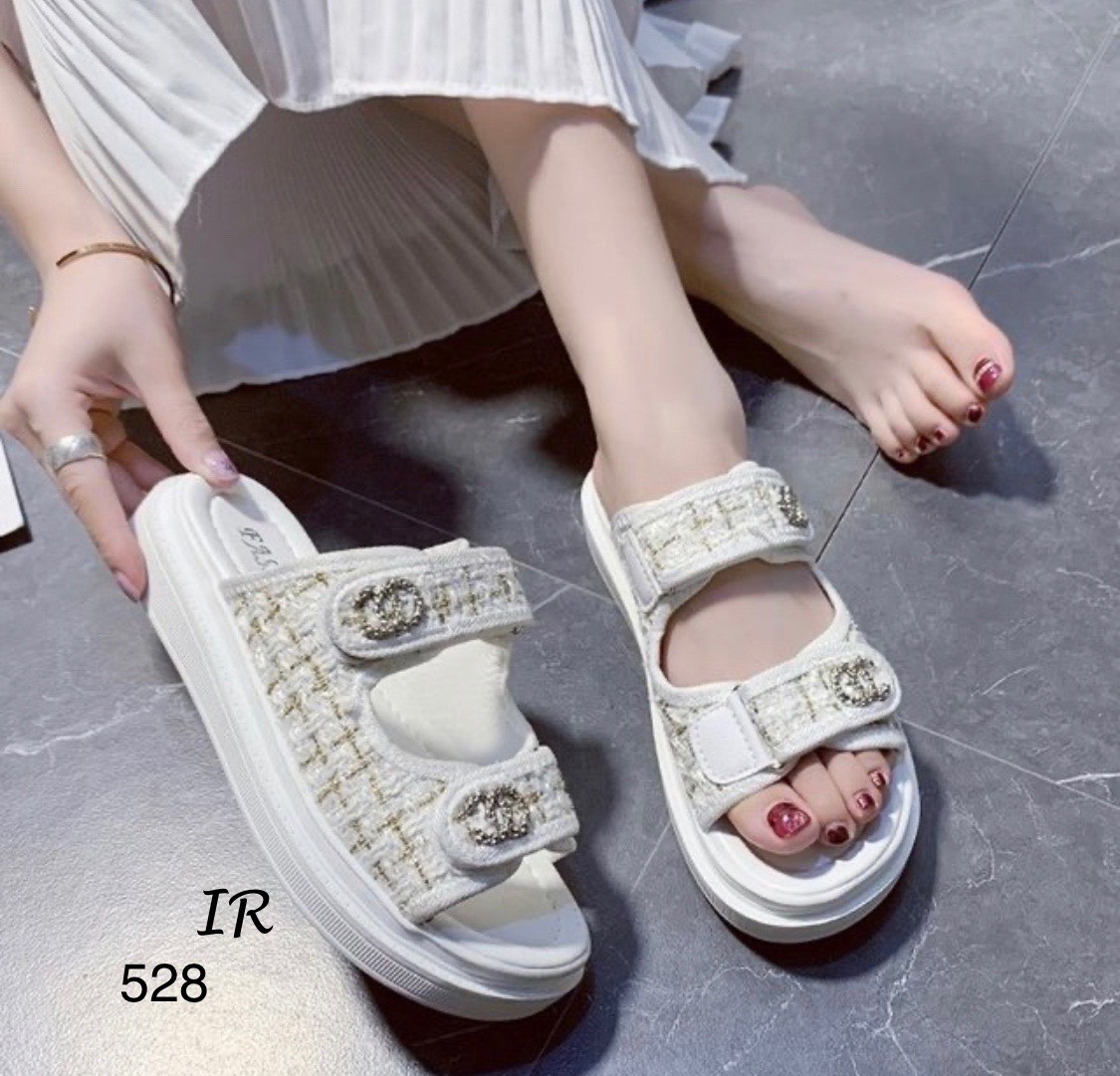 แบบขายดี!!! พร้อมส่ง เข้าแล้วค่า สวยฟาดมากแม่!! Chanel sandal ลำลองผ้าทวิต แต่งอะไหล่ สายปรับได้ พื้นนิ่ม สวยมากกก มองหารองเท้าสวยๆใส่แล้วดูดี ดูแพง คู่นี้เลยค่า