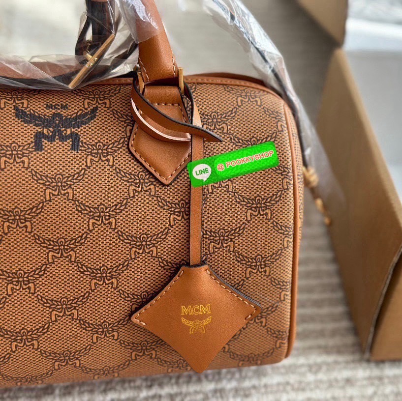 ð MCM Aren Boston Bag in Visetos Canvas ð âĒ āļāļĢāļ°āđāļāđāļēāļāļĢāļāļŦāļĄāļāļāļŠāļļāļāļāļĨāļēāļŠāļŠāļīāļ āļĢāļļāđāļ Aren Boston Bag âĒ āļ§āļąāļŠāļāļļ Lauretos / Visetos Coated Canvas āļĨāļēāļĒāđāļĄāđāļāđāļāļĢāļĄāđāļāļāļĨāļąāļāļĐāļāđāļāļāļ MCM âĒ āļāļĩāđāļāļāđāđāļāļĢāļāđāļāđāļāļāļĢāļ Boston āļŦāļđāļāļąāļāļŦāļāļąāļāđāļāđ āļāļąāļāļāļāļąāļāļĄāļ·āļ