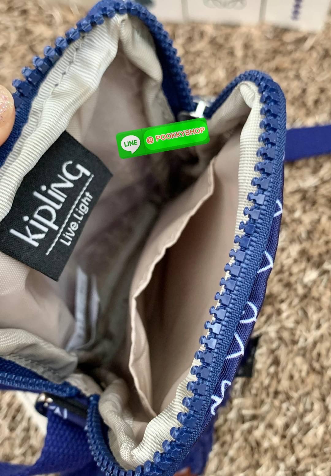 KIPLING TALLY KI1079 🎯ไม่มีใครไม่รู้จักกับแบรนด์ดังฝั่งเบลเยียม อีกหนึ่งแบรนด์ที่สาวๆต้องมีติดตัวอย่างน้อย1ใบค่าา 🔺กระเป๋าสะพายข้าง วัสดุไนล่อนอย่างดี เคลือบกันน้ำ