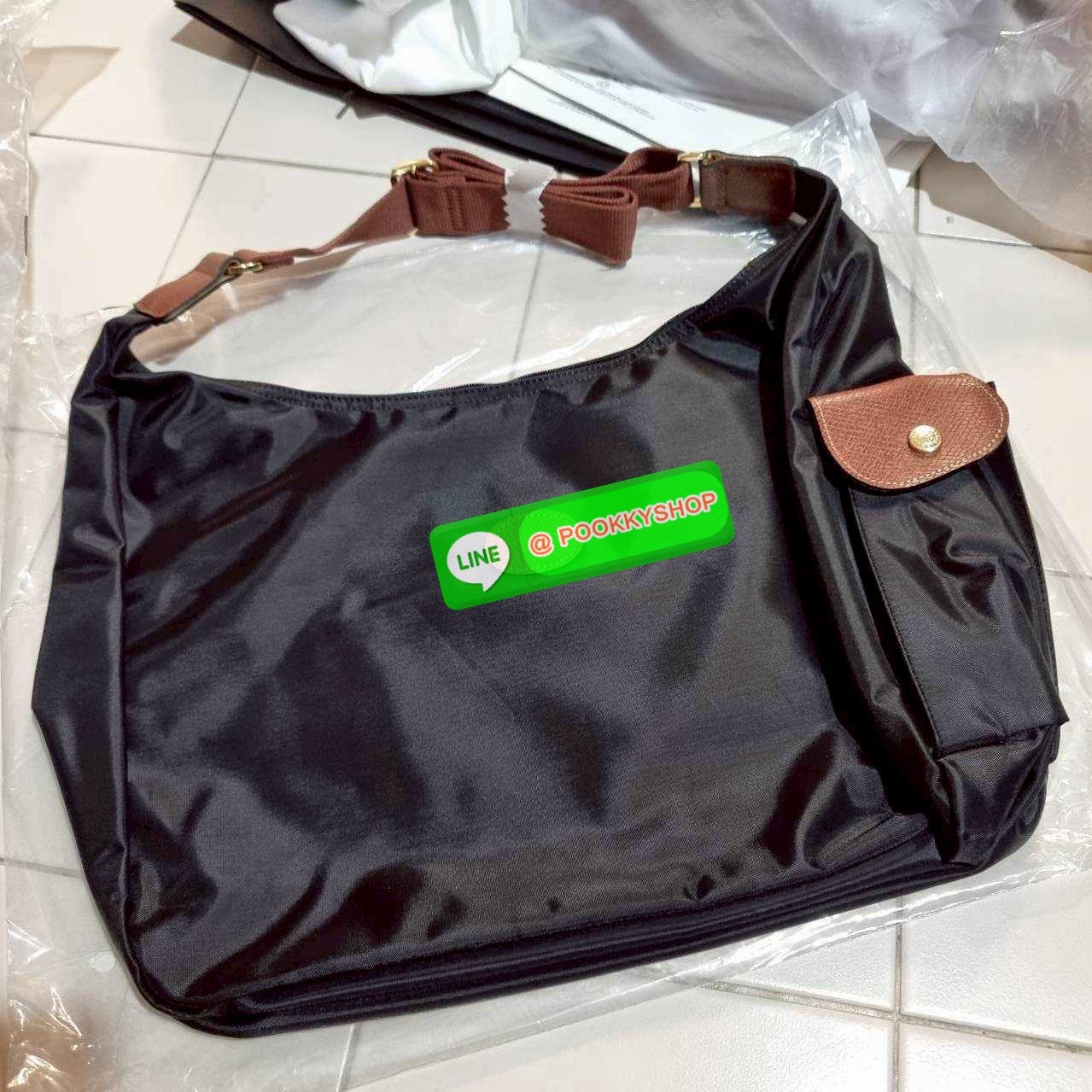 🔆 Model Longchamp le pliage hobo bag 🔆 Details กลับมาอีกครั้งกับรุ่นหายาก กระเป๋าทรงโท้ท ใบใหญ่กำลังดี จุของได้เยอะมากๆ ใส่โน้ตบุ้คได้ ใช้ไปทำงานแมทช์ได้กับทุกไลฟ์สไตล์ ด้านข้างมีกระเป๋าเล็กๆใส่ของจุกจิกหรือโทรศัพท์ได้ เปิด-ปิดกระเป๋าด้วยซ