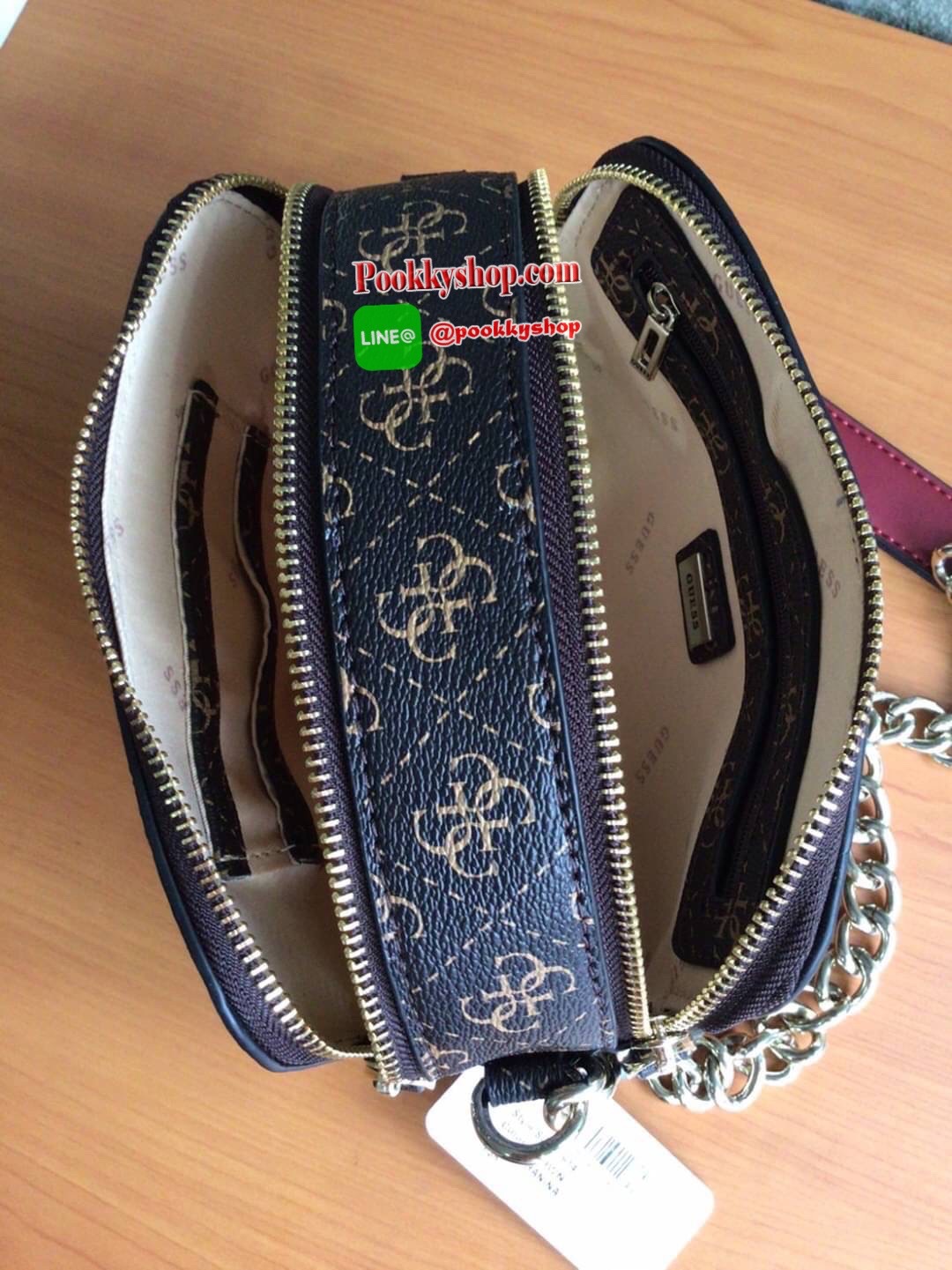 GUESS NOELLE CROSSBODY CAMERA BAG กระเป๋าสะพาย Crossbody รุ่นยอดนิยมหนังเรียบ และ หนังลาย Signature แบรนด์รอบใบ สวยอยู่ทรง ขนาดกำลังดี ด้านหน้ามีโลโก้แบรนด์ เปิดปิดด้วยซิปสะดวกใช้ แบ่งเป็น 2 ช่องซิป ภายในมีโลโก้ซับในลายแบรนด์ ภายในแยกเป็นสัดส่วนใช้งาน ใส่