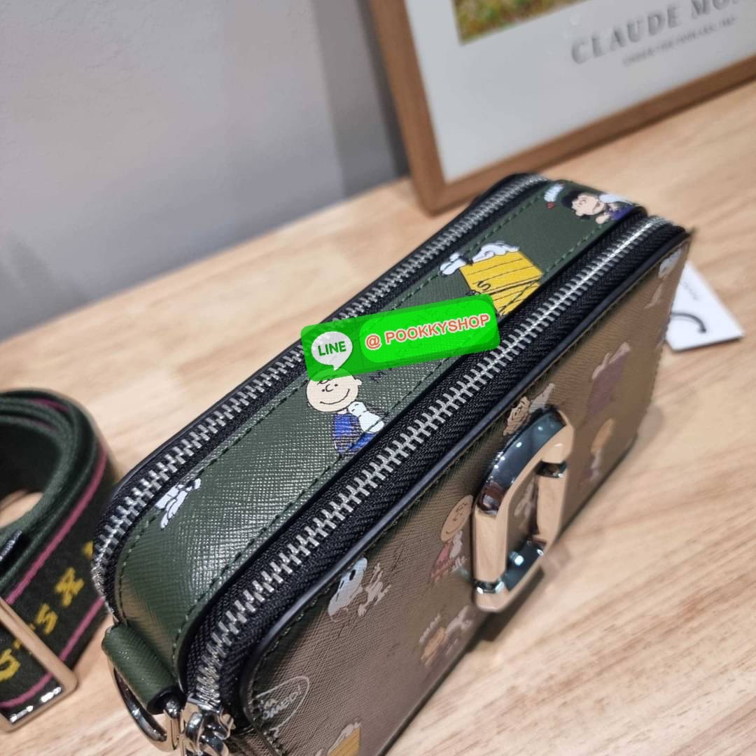 PEANUTS × MARC JACOBS THE SNAPSHOT CROSSBODY BAG คอลเลคชั่นแสนคิวท์ ที่ยกขบวนเหล่าซุปตาร์การ์ตูนมาให้แบบจัดเต็ม กับไอเท็มยอดฮิตที่โดดเด่นเป็นเอกลักษณ์ กระเป๋าสะพายข้างสุดปัง ดีไซน์ลายพรินท์แก๊งค์การ์ตูนสุดฮอต เรียกได้ว่าไม่ซ้ำใคร!! วัสดุหนังวัว สวยอยู่ทรง