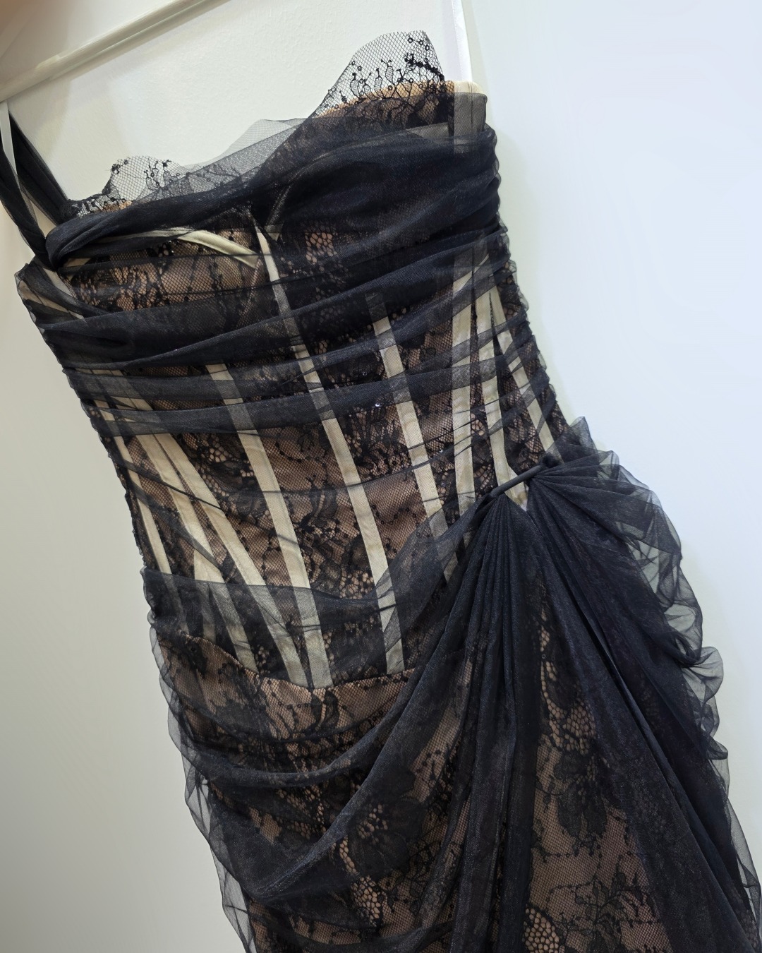 เดรสแฟชั่น เดรสเสื้อเกาะอก มีโครงแบบคอร์เซ็ต ซ้อนทับด้วยผ้าเน็ตจับเดรป กระโปรงจับเดรป